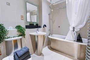 Hair dryer, towels, soap, toilet paper - Modern Spacious 2-Bed 2-Bath Cardiff Apt - Free Parking - Contractors and groups (Cardiff)