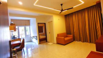 Family Suite, City View | Living area