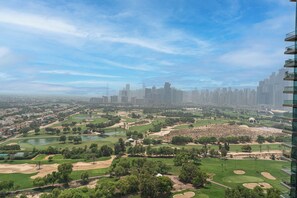 Ein Hochhaus mit Blick auf einen Golfplatz und die Stadtlandschaft.