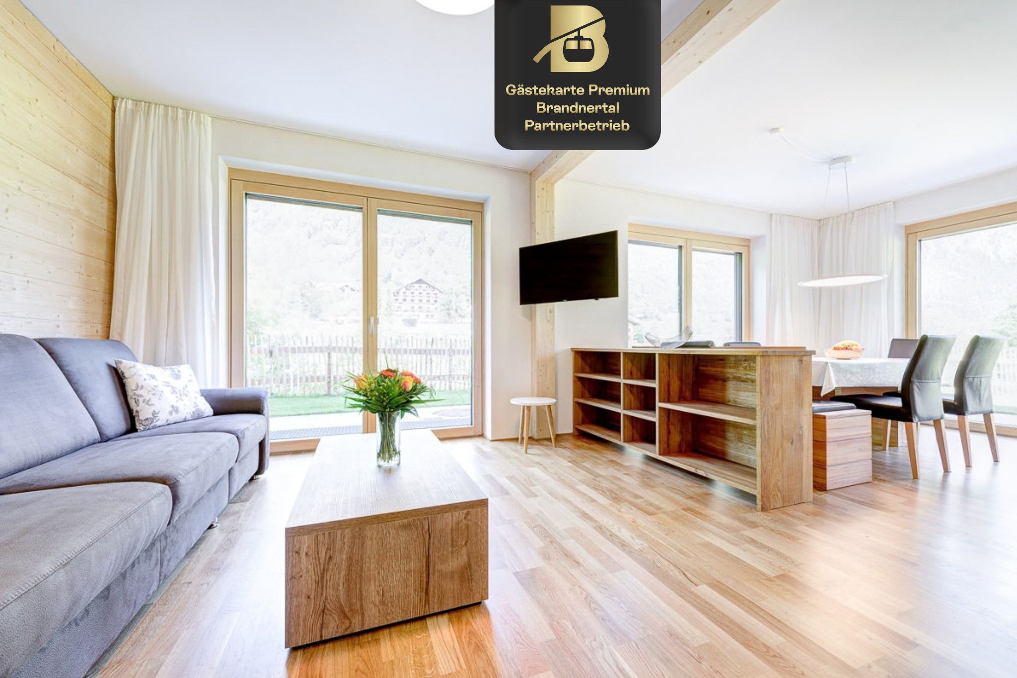 Ein modernes Wohnzimmer mit einer Couch, einem Couchtisch, einem Fernseher und einer Holzhängeregalschrank.