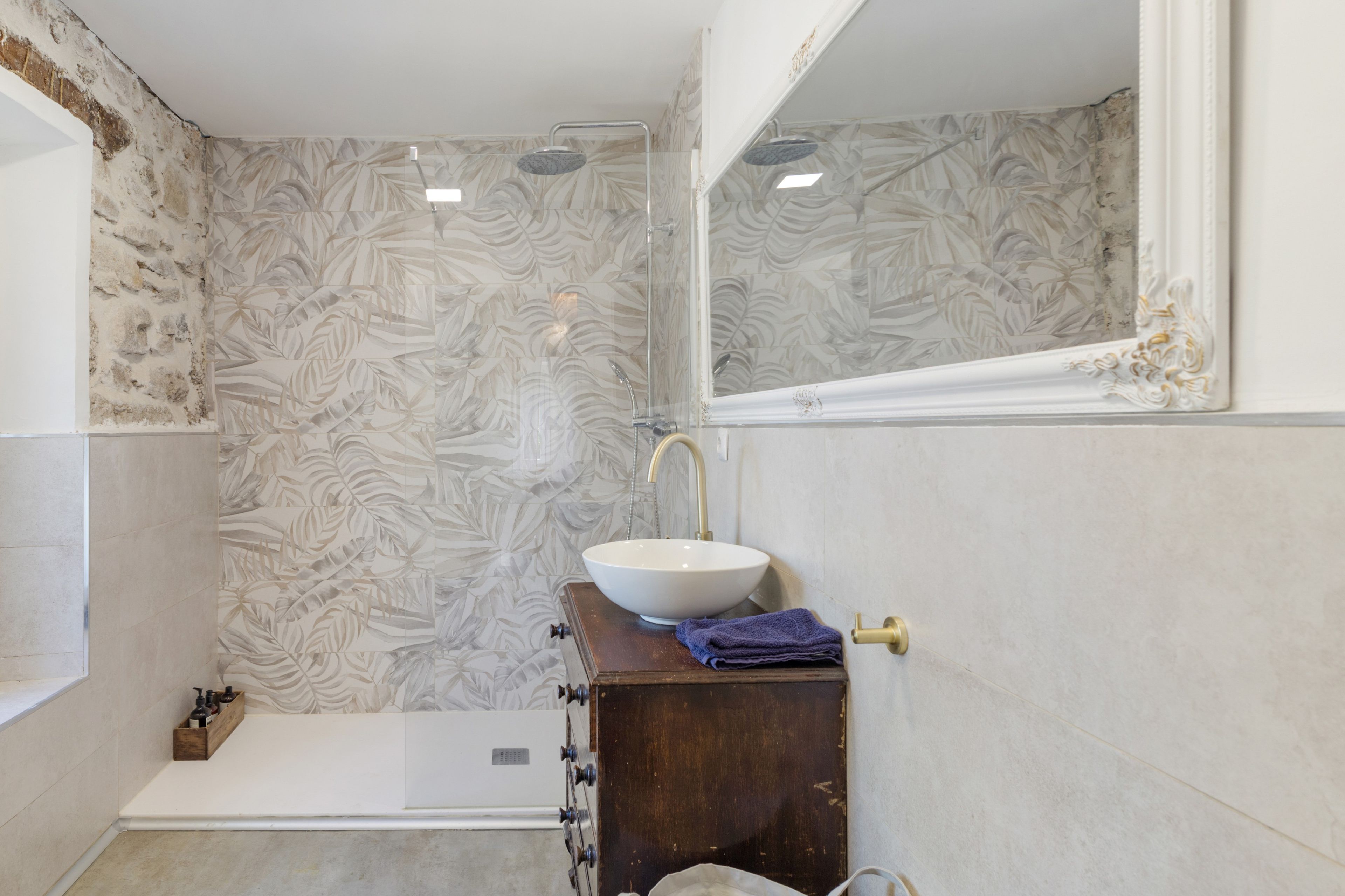 Une salle de bain avec une baignoire, un lavabo et une douche.