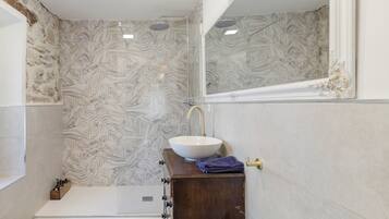 Une salle de bain avec une baignoire, un lavabo et une douche.