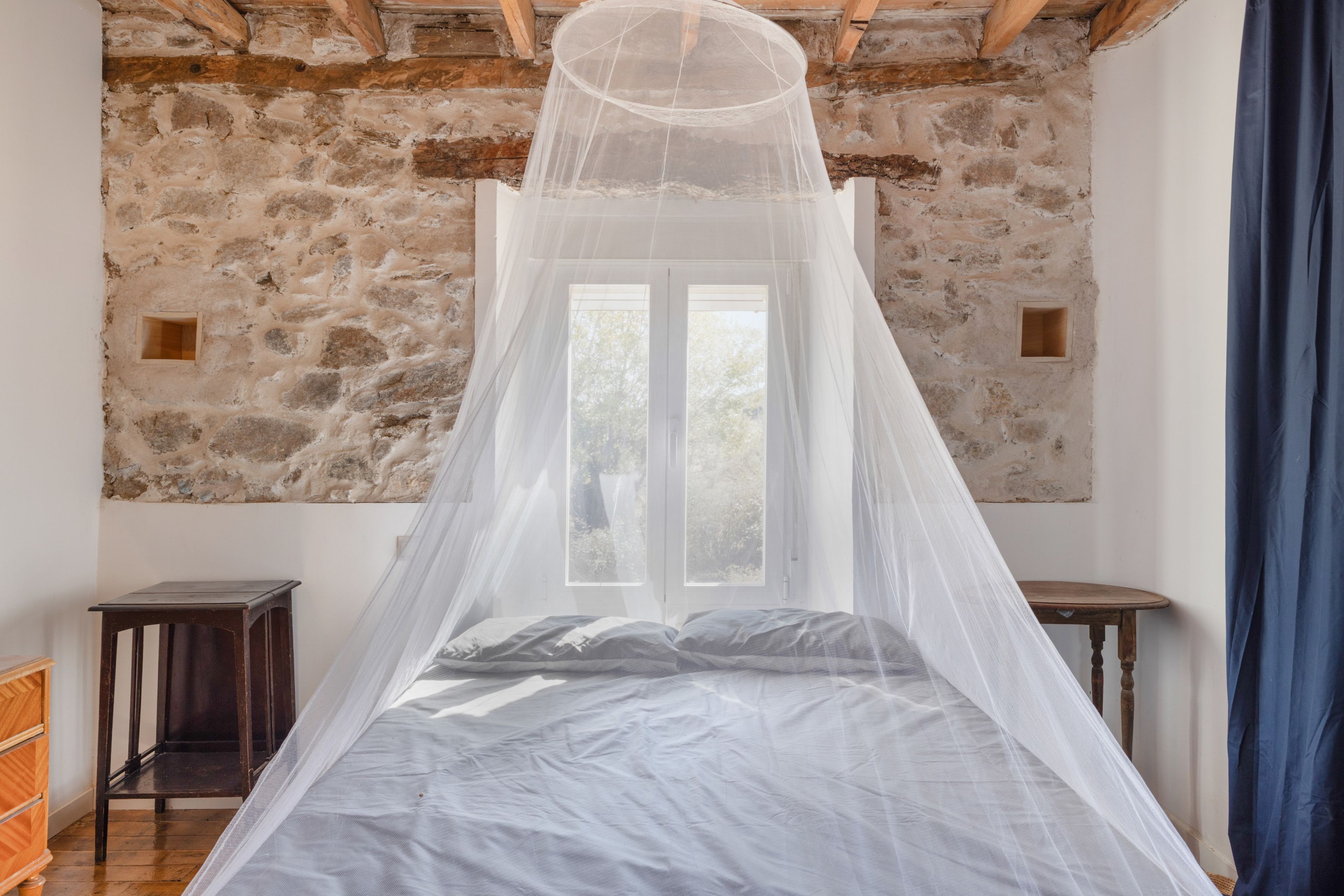 Tabla de planchar con plancha, wifi, ropa de cama