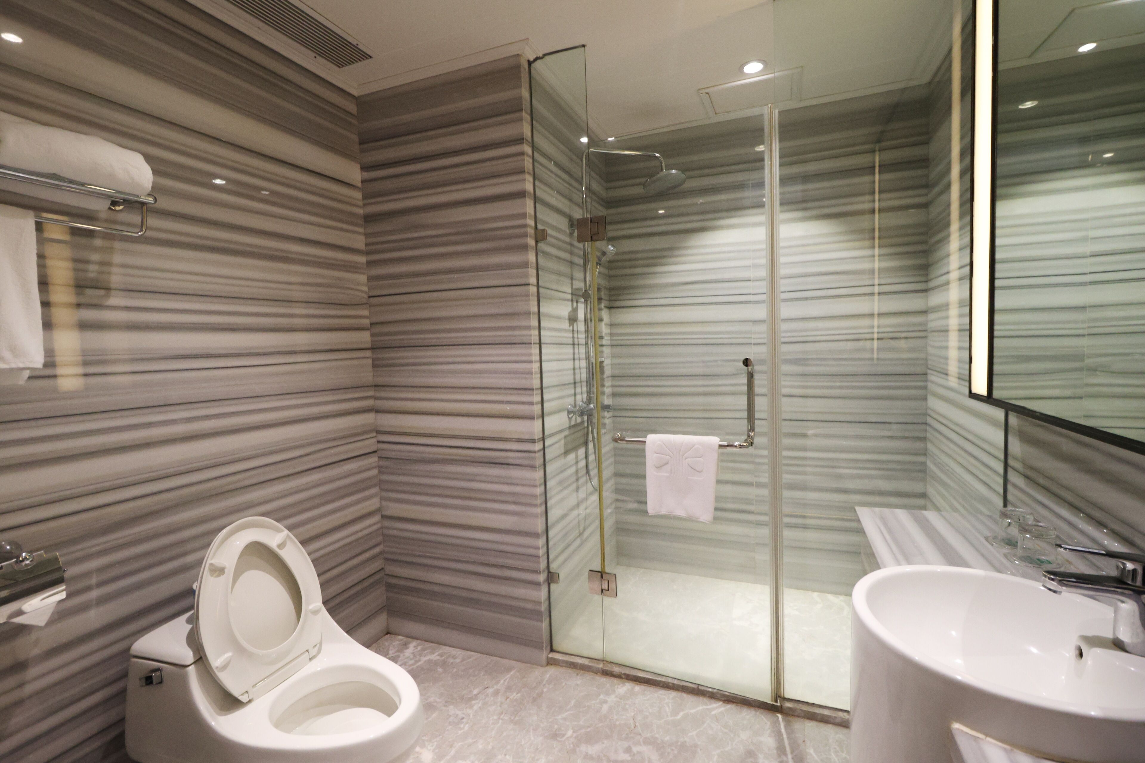 Classic Twin Room, Garden View | Bathroom | Shower, free toiletries, hair dryer, towels