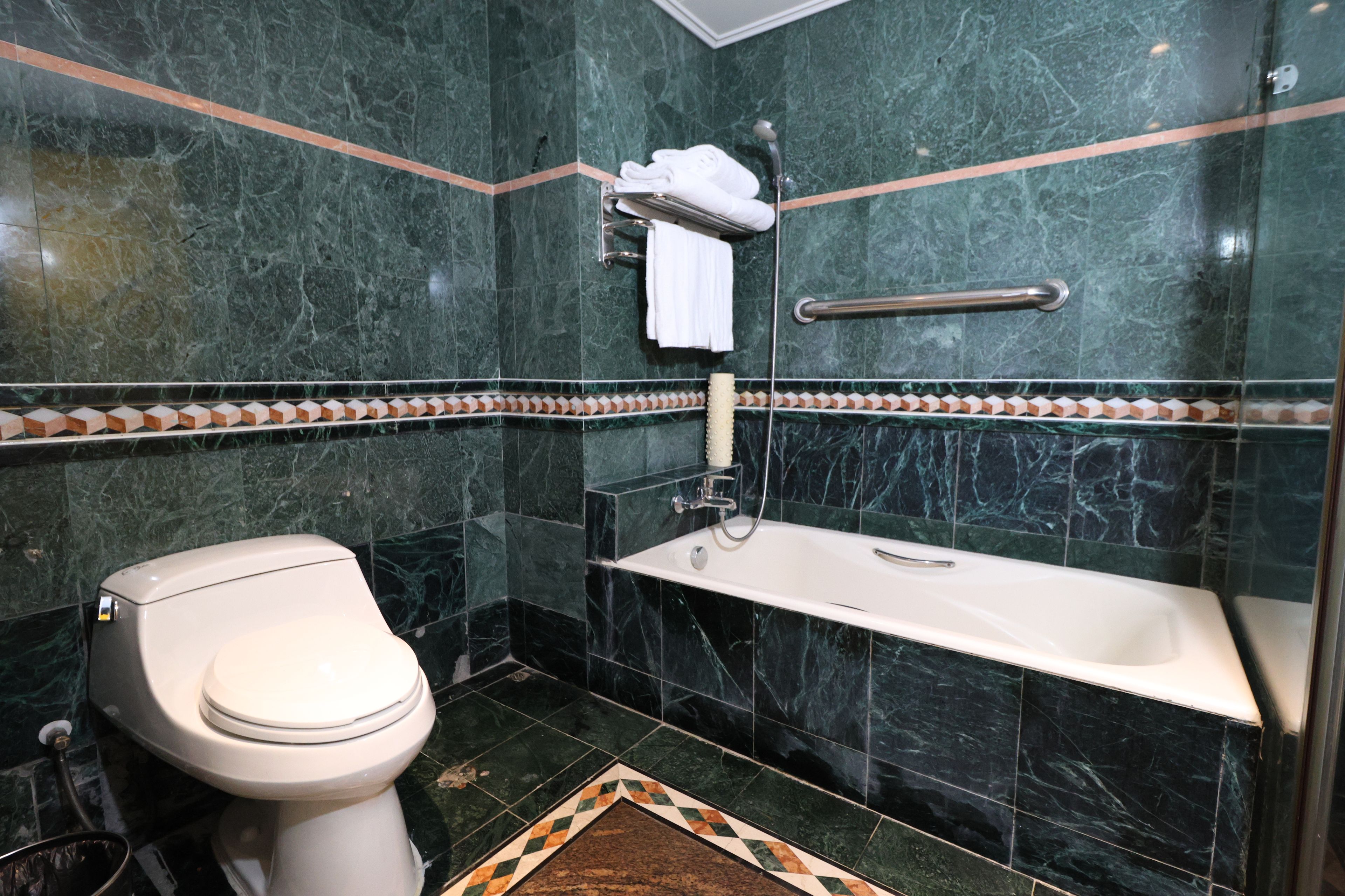 Deluxe Triple Room | Bathroom | Shower, free toiletries, hair dryer, towels