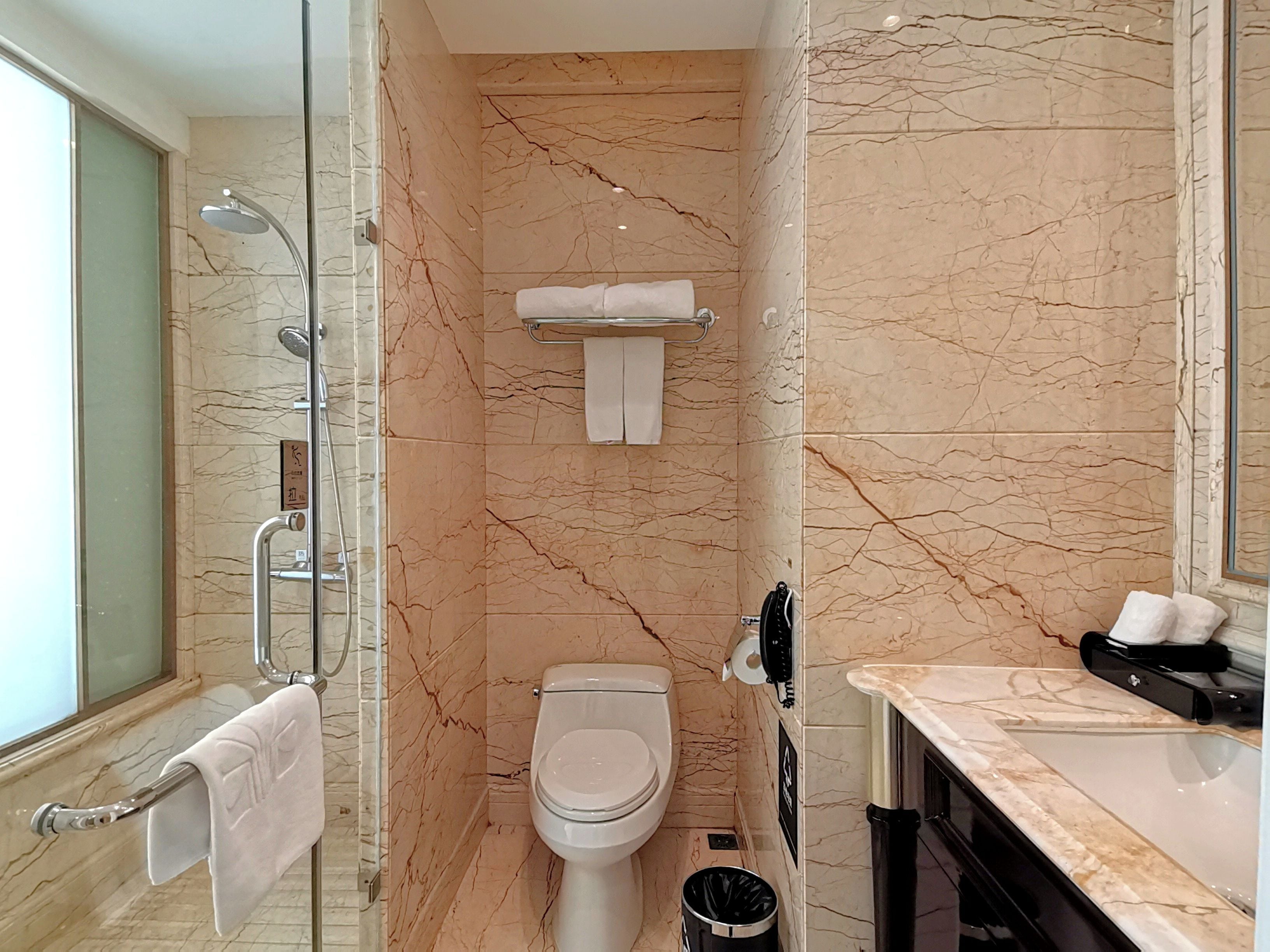 Douche, articles de toilette gratuits, sèche-cheveux