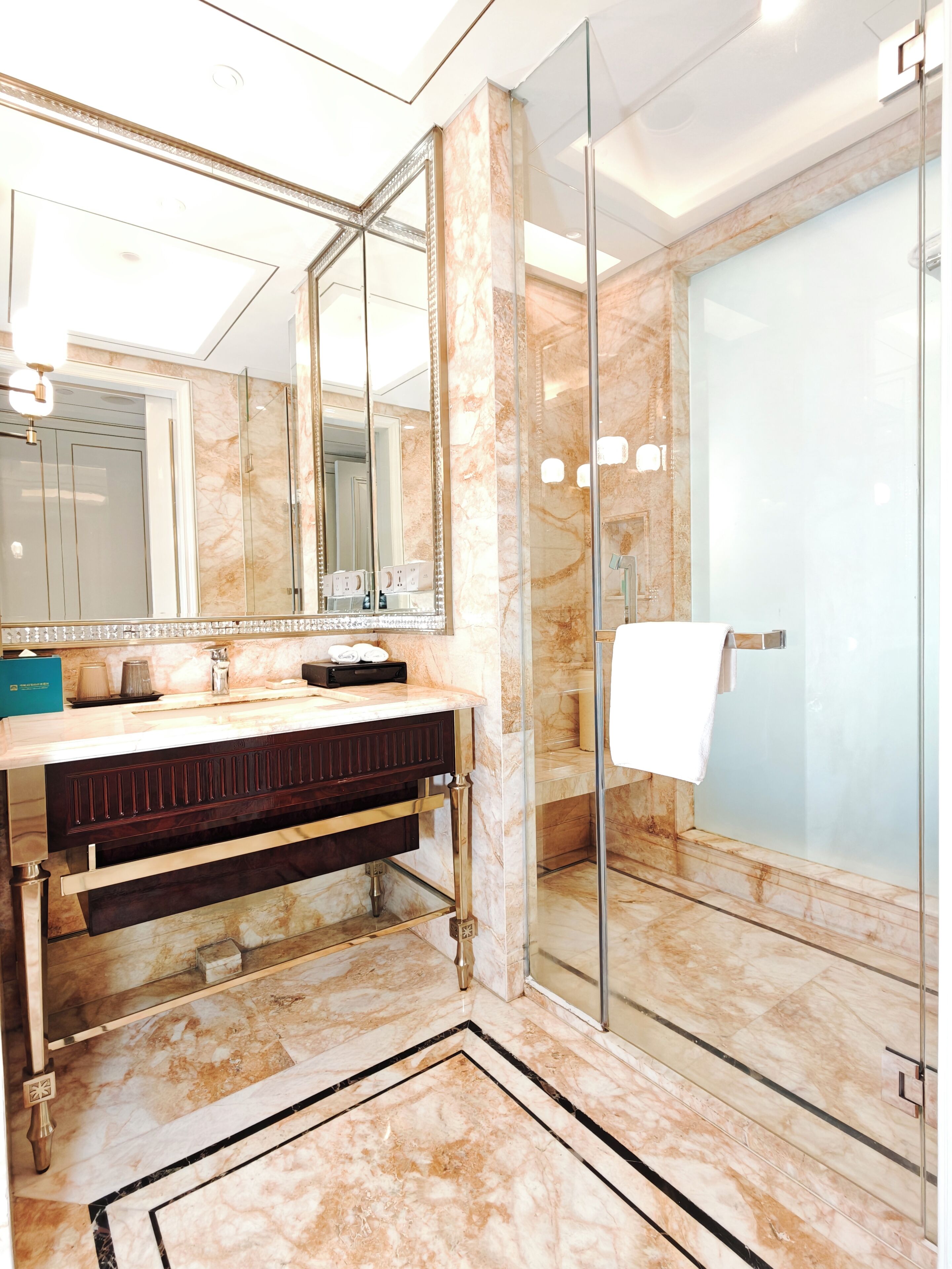 Habitación clásica doble, vistas al lago | Baño | Ducha, artículos de higiene personal gratuitos y secador de pelo