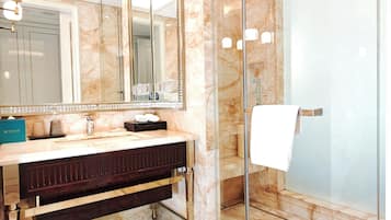 Habitación clásica doble, vistas al lago | Baño | Ducha, artículos de higiene personal gratuitos y secador de pelo