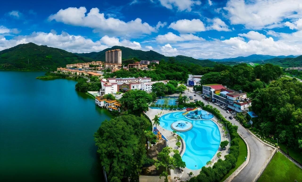 Una piscina al aire libre