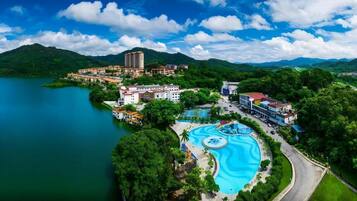 Una piscina al aire libre