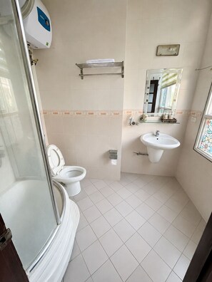 Family Double or Twin Room, Private Bathroom | Bathroom - Ruby Luxury Hotel (Cau Giay)