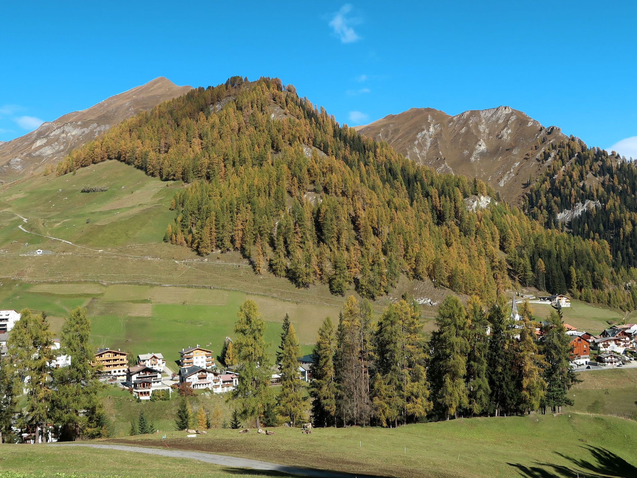 Un paisaje montañoso con un pueblo.