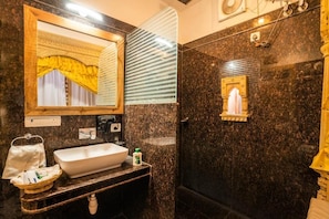 Phòng dành cho gia đình | Phòng tắm | Đồ dùng nhà tắm miễn phí, khăn tắm, xà phòng, dầu gội 