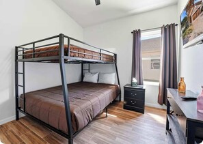 A bunk bed room with a desk and a window. - Bridgeford Splash Retreat (Davenport)