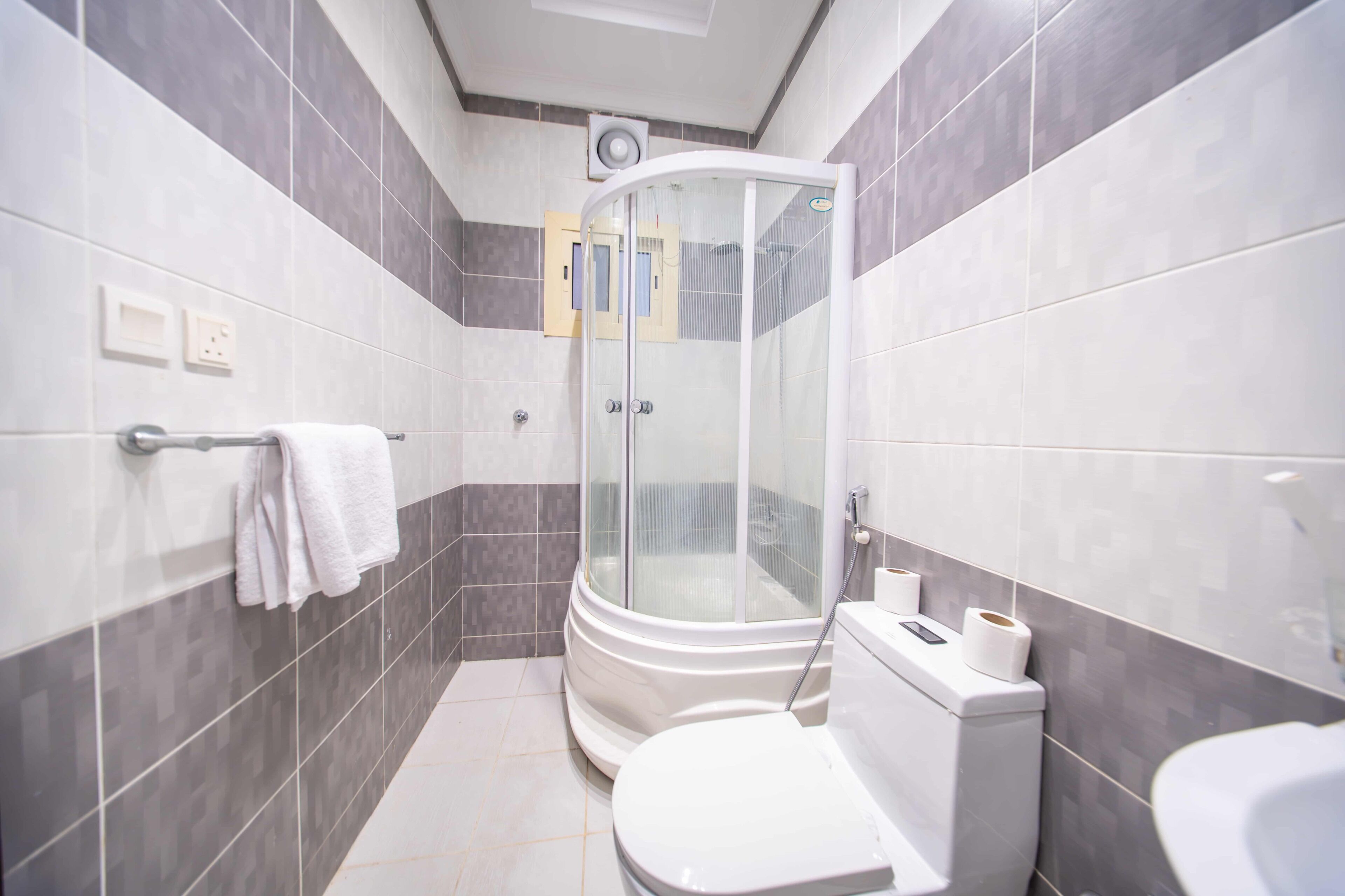 Combined shower/bathtub, towels, soap, shampoo