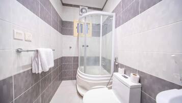 Combined shower/bathtub, towels, soap, shampoo