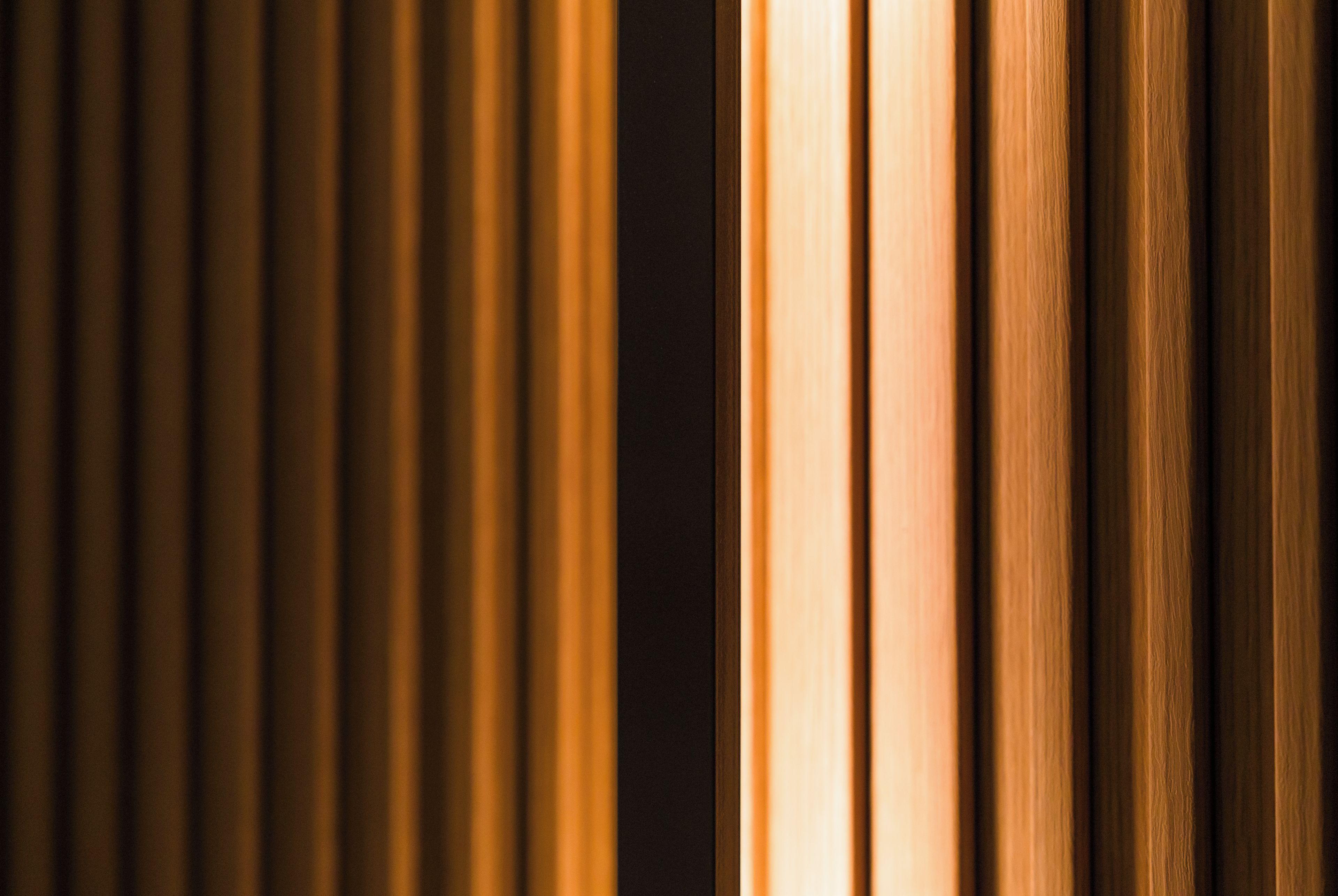 Primer plano de listones de madera verticales.