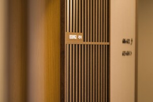 A close-up of a vertical panel with a sign indicating a lounge area.
