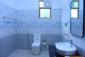 Dusche, kostenlose Toilettenartikel, Haartrockner, Handtücher