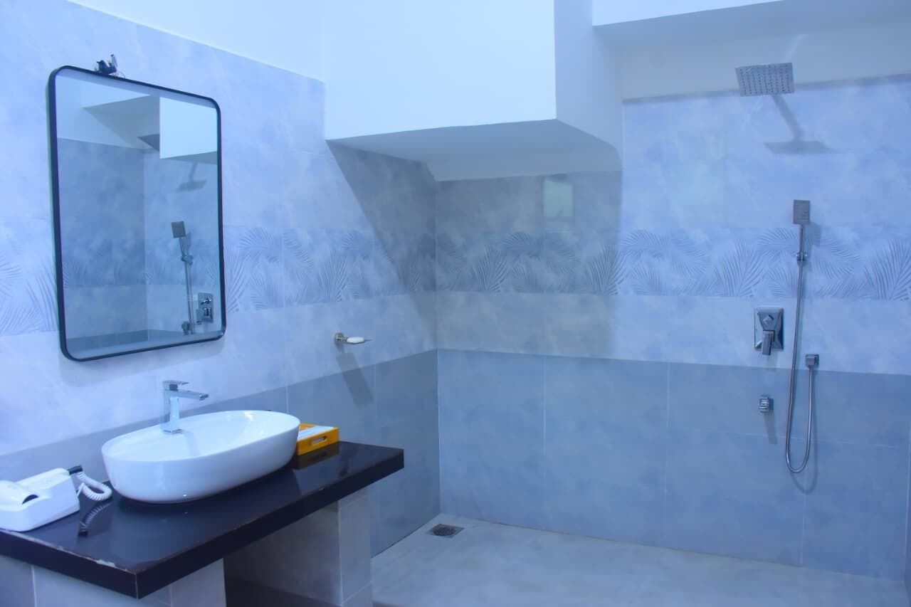 Douche, sèche-cheveux, serviettes fournies, savon
