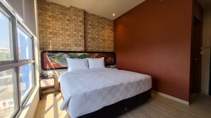 Desk, free WiFi - Avery Hotel & Waterpark Surabaya  (Surabaya)