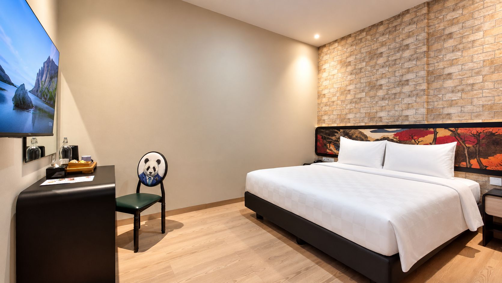 Una habitación de hotel con cama, escritorio, silla y televisión.
