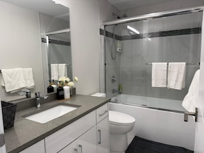 Hair dryer, towels, soap, toilet paper - OceanVista–Spacious 2BR, 3BD, 1BTH, Free parking; Stunning Ocean & Mountain View (Victoria)