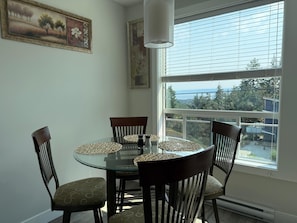 Dining - OceanVista–Spacious 2BR, 3BD, 1BTH, Free parking; Stunning Ocean & Mountain View (Victoria)