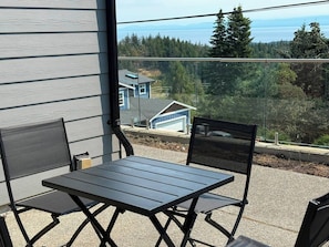 Outdoor dining - OceanVista–Spacious 2BR, 3BD, 1BTH, Free parking; Stunning Ocean & Mountain View (Victoria)