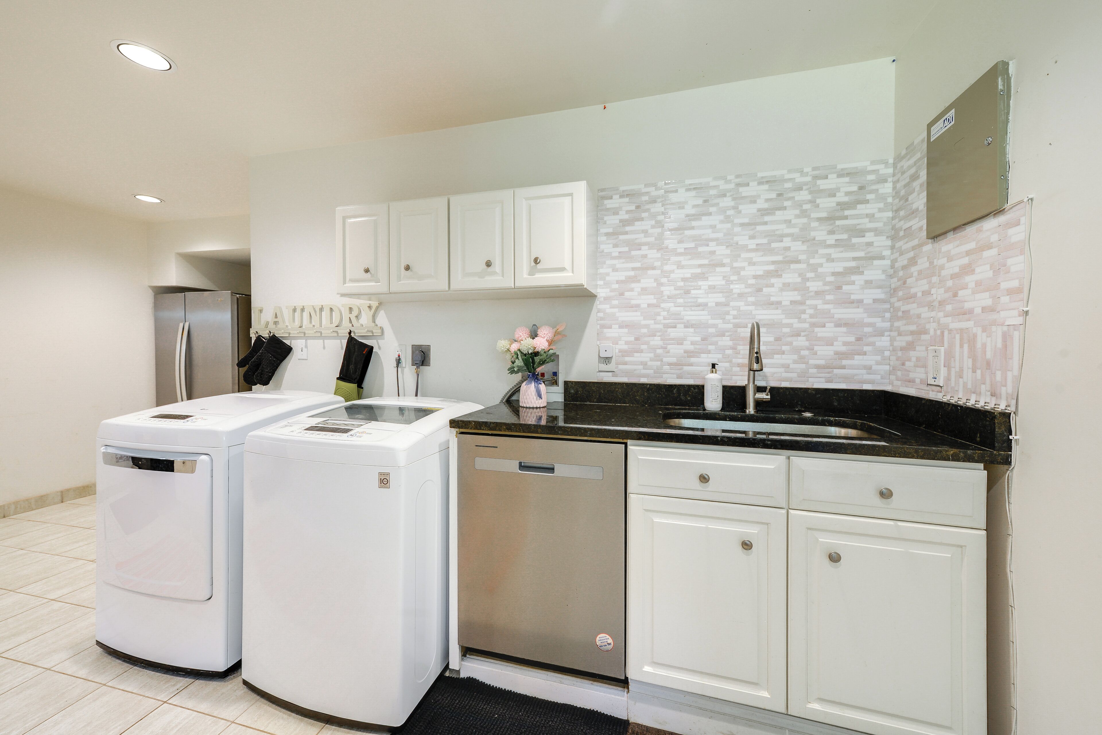 Coffee/tea maker, fridge, microwave, stovetop