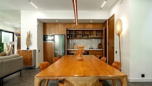 Una cocina moderna con armarios de madera, una mesa de comedor y sillas.