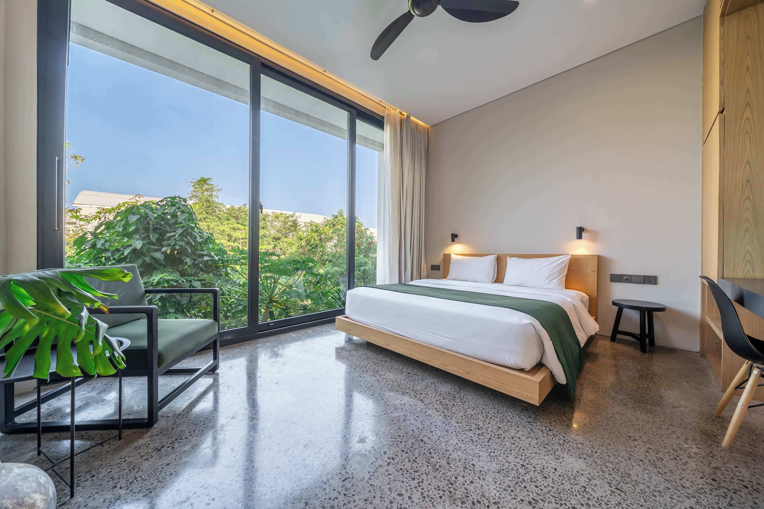 Iron/ironing board, travel crib, WiFi, bed sheets