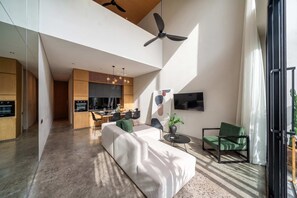 Un intérieur moderne comprenant un coin repas, une cuisine et un espace salon.