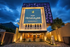 Un edifici modern d'hotel amb un cartell prominent per 'Hotel Himalaya' i 'BERGAMONT HOTELS'.