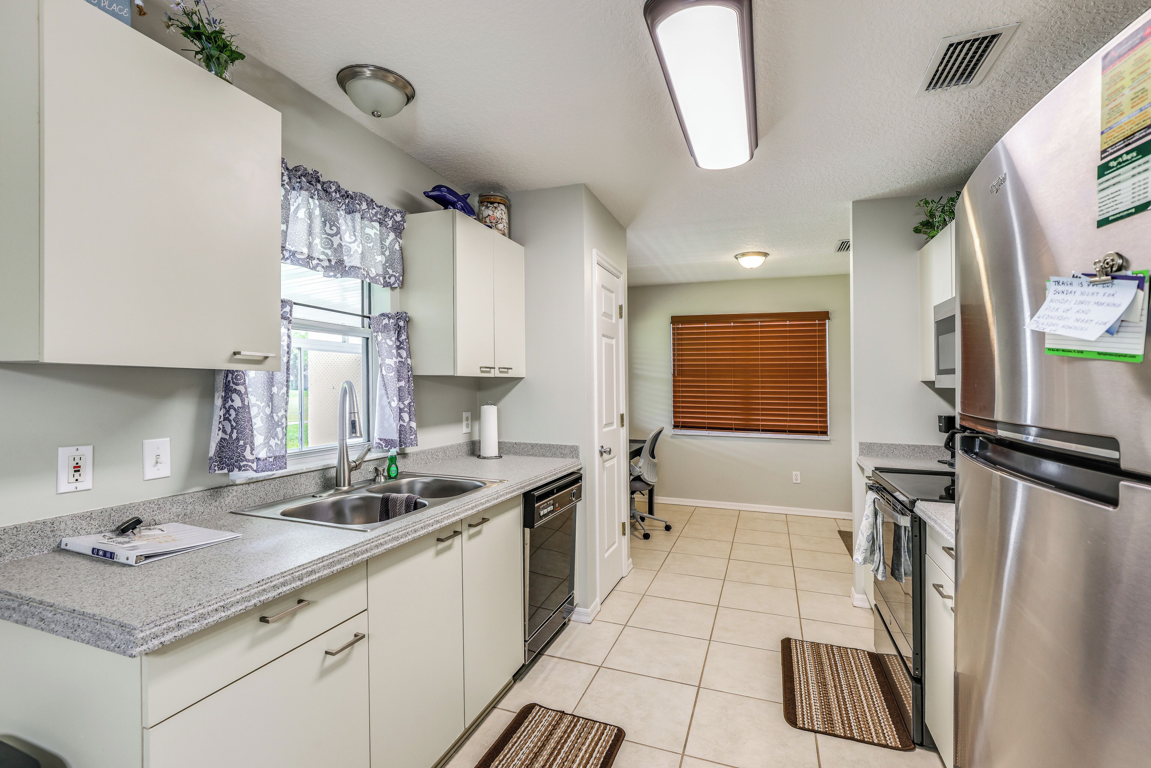 Coffee/tea maker, fridge, microwave, stovetop
