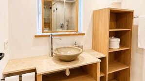 Dusche, Haartrockner, Handtücher, Seife