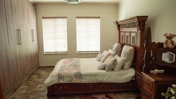 3 bedrooms, iron/ironing board, internet, bed sheets