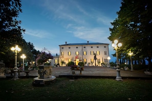 A large building with a symmetrical facade, multiple windows, and a central entrance. - HISTORIC COUNTRY ESTATE — LUXURY AND RELAXATION — SWIMMING POOL — HOT TUB — PET-FRIENDLY (Veneto)