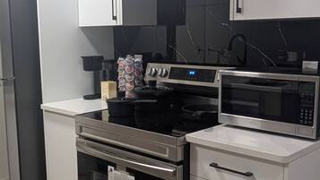 Coffee/tea maker, fridge, microwave, oven