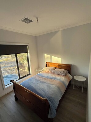 Iron/ironing board, internet, bed sheets