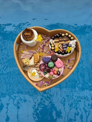 Free daily continental breakfast  - Noni's Resort (Alitagtag)