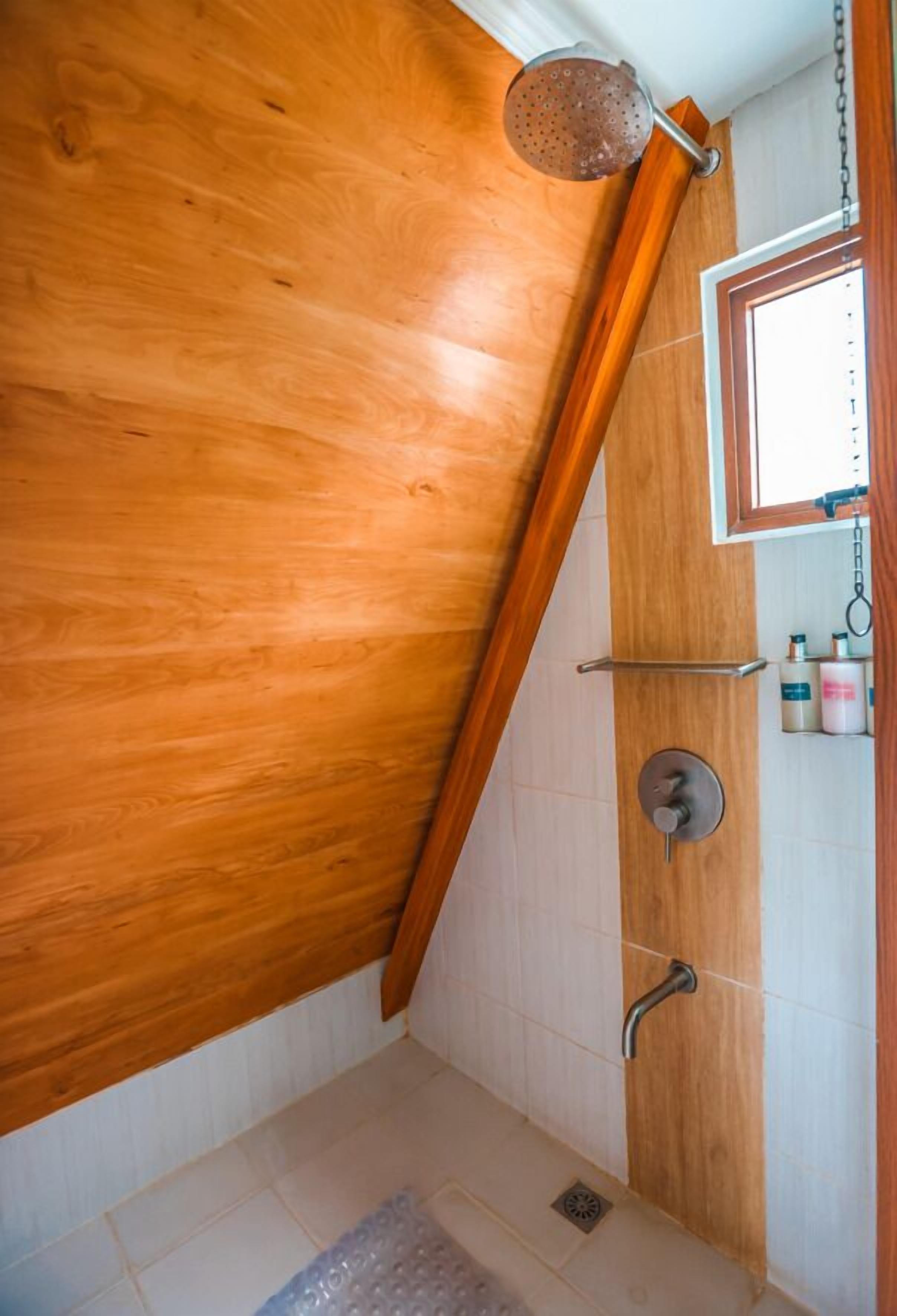 Comfort Cabin, Lake View | Bathroom | Hair dryer, towels, soap, shampoo