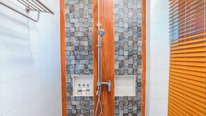 Suite junior, alberca privada, vista al lago | Baño | Secadora de cabello, toallas, jabón, shampoo