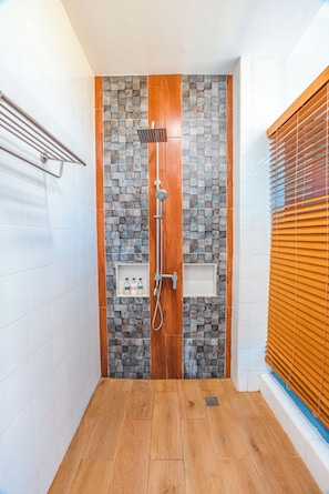 Junior Suite, Private Pool, Lake View | Bathroom | Hair dryer, towels, soap, shampoo - Noni's Resort (Alitagtag)