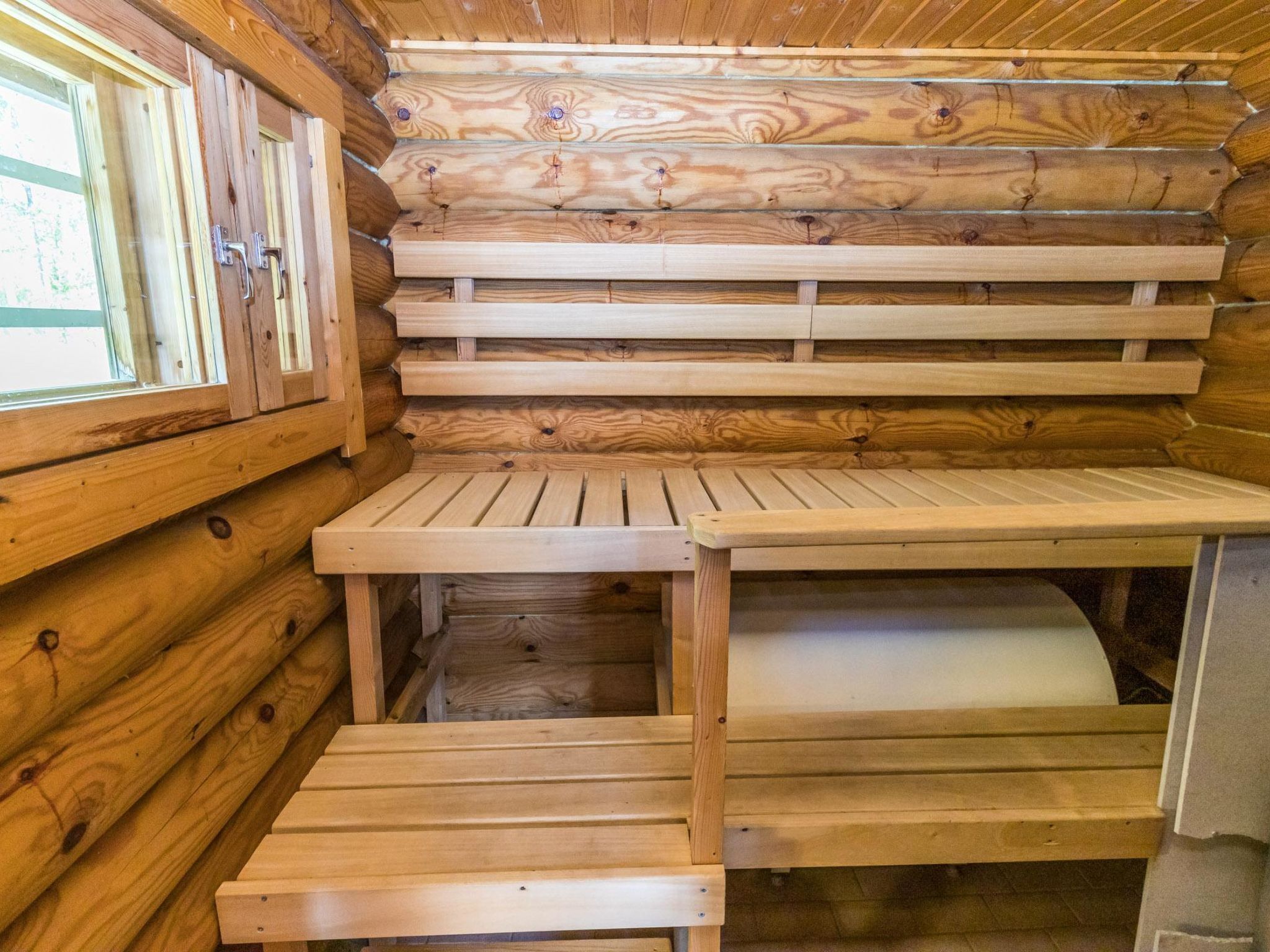 Puisesta laudelavasta ja ikkunasta koostuva sauna.