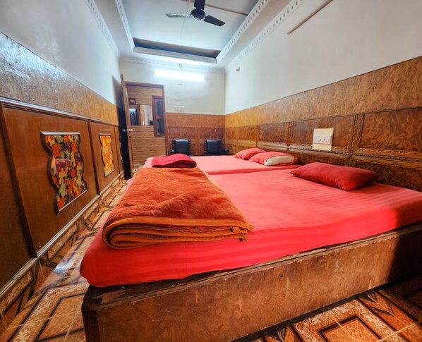 Una habitación de hotel con una cama grande, cabecera de madera y piso con diseño.