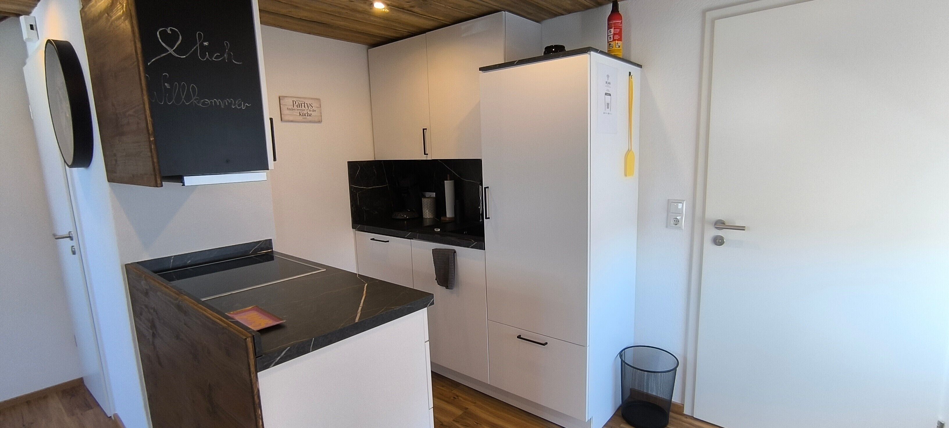 Wasserkocher mit Kaffee-/Teezubehör, Kühlschrank, Ofen, Herdplatte
