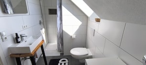 Bathroom - Öschweg holiday apartment in the Allgäu with mountain view, balcony and Wi-Fi (Leutkirch im Allgäu)