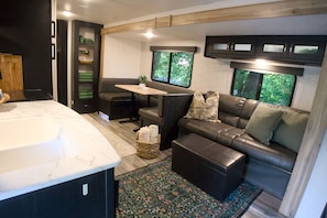 Living area - White Rapid Glamping |Juniata Riverfront (Mcveytown)
