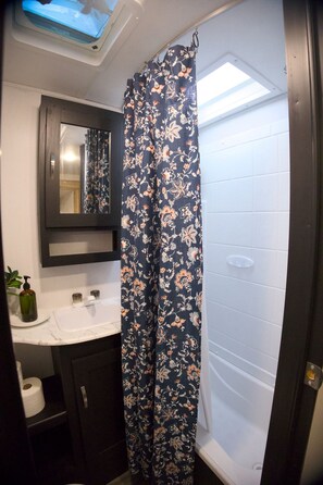 Bathroom - White Rapid Glamping |Juniata Riverfront (Mcveytown)